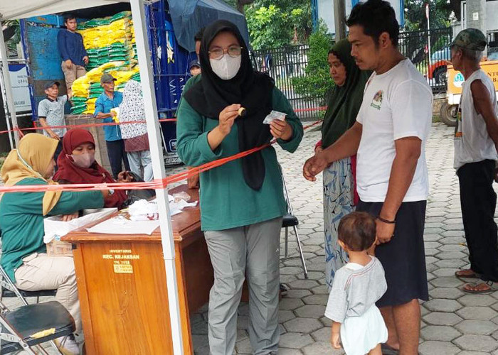 ANTUSIAS: Warga Kecamatan Kejaksan antusias membeli bahan pangan pokok murah berkualitas, dalam kegiatan GPM di halaman Kantor Kecamatan Kejaksan.