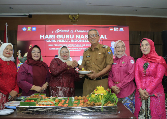 TUMPENG SYUKURAN: Kepala Disdik Kadini didampingi jajaran, menyerahkan tumpeng syukuran Hari Guru Tingkat Kota Cirebon, kepada Pj Walikota Agus Mulyadi.