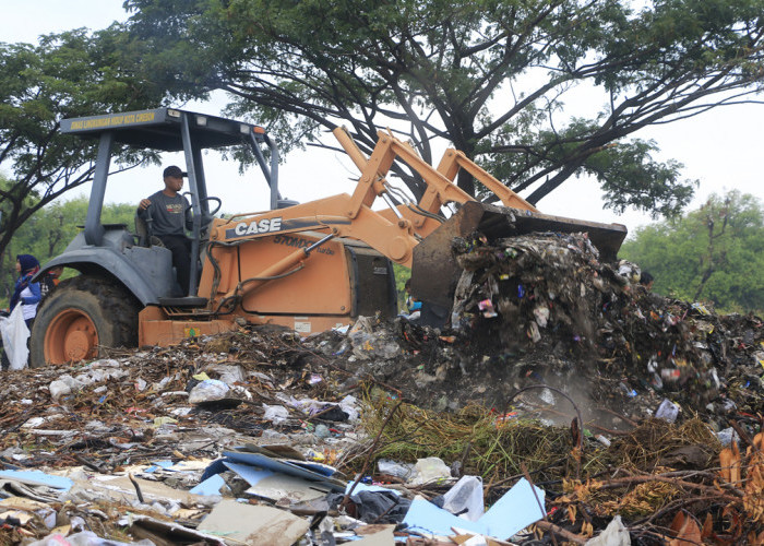  MENUMPUK: Beko sampah milik DLH, harus berulang kali mengeruk tumpukan sampah yang ada di pesisir pantai. Kondisi memprihatinkan ini, perlu kesadaran kolektif masyarakat.