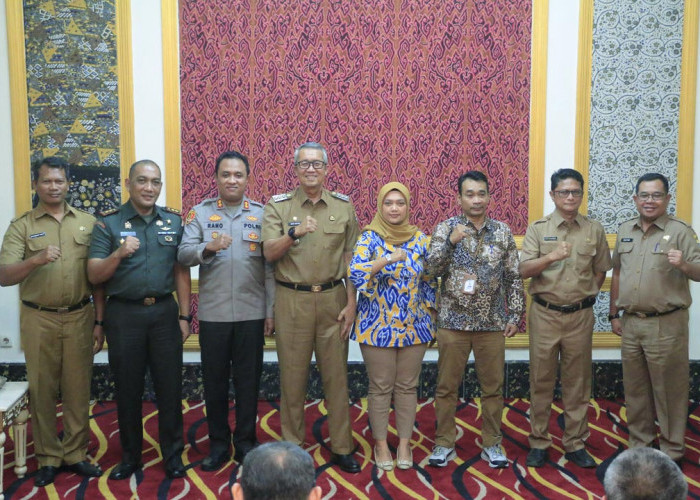 SINERGIS: Pj Walikota Agus Mulyadi didampingi Pj Sekda Arif Kurniawan, Kepala Bakesbangpol Buntoro Tirto, dan Kepala BPKPD Mastara, foto bersama Kapolres Cirebon Kota Rano Hadiyanto, Dandim Kota Cirebon Robil Syaifullah, Ketua KPU Kota Cirebon Mardeko, dan Ketua Bawaslu Kota Cirebon Devi Siti Sihatul Afiah.