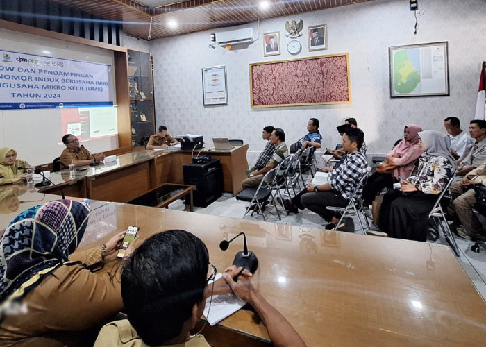 PEMERINTAH HADIR: Sekretaris DPMPTSP Icip Suryadi, sosialisasi dan pendampingan pembuatan NIB masyarakat Kecamatan Kesambi. Pembuatan NIB bagi pelaku usaha, bukti nyata pemerintah hadir dalam mewujudkan kesejahteraan masyarakat.