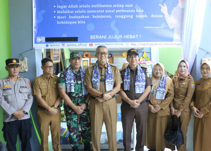 SINERGIS: Pj Walikota Agus Mulyadi didampingi Pj Sekda Arif Kurniawan dan Kepala Disdik Kadini, foto bersama Kajari Umaryadi dan Dandim 0614 Robil Syaifullah, usai peresmian Kantin Kejujuran di SMPN 5 Kota Cirebon.