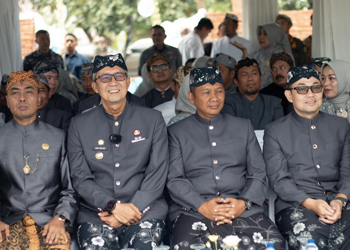 HARMONIS: Pj Walikota Agus Mulyadi bersama Forkopimda, dalam kegiatan Upacara Peringatan Hari Jadi Cirebon Ke-597 di Alun-alun Kejaksan, Minggu (7/7). 