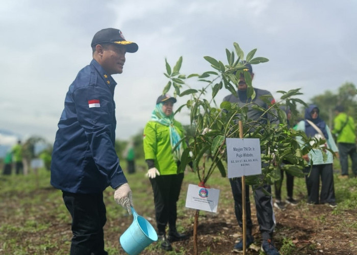 PENGHIJAUAN: Dekan Fakultas Keamanan Nasional Unhan Pujo Widodo bersama Pj Sekda Iing Daiman dan Kepala DLH Yuni Darti, tanam pohon di lahan eks TPA Grenjeng. 