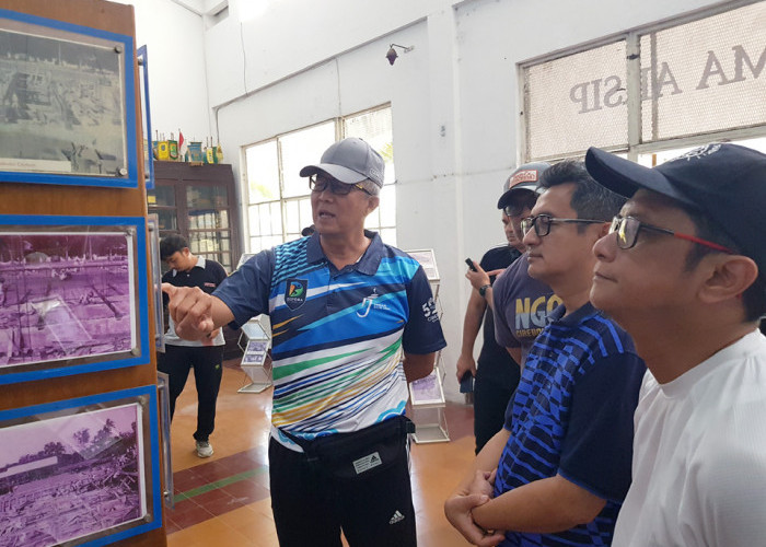 GALERI ARSIP: Pj Walikota Agus Mulyadi meninjau Galeri Arsip Cirebon, yang resmi dibuka untuk umum. Galeri Arsip ada di Balaikota, menghadirkan perjalanan sejarah Cirebon.