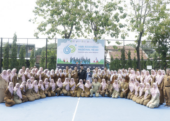 KOMPAK: Pj Walikota Agus Mulyadi didampingi Kepala Dinkes Maria Listiawaty, foto bersama segenap jajaran Dinkes. Sinergitas, kekompakan, dan harmonisasi, menjadi acuan kinerja Dinkes Kota Cirebon, dalam mewujudkan Indonesia Emas 2045.