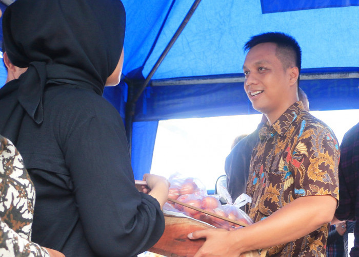 LARIS: Pegawai DKUKMPP sibuk melayani masyarakat, yang membeli beras dan telur. Kedua bahan pangan pokok itu menjadi tujuan utama pengunjung. Mall UKM Klemprakan upaya mengendalikan berbagai Gapokmas.