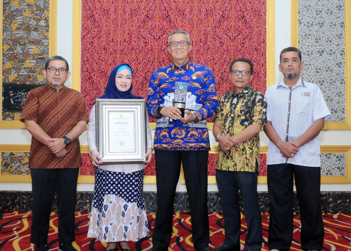 SINERGIS: Dari kiri, Kepala Bappelitbangda Agus Herdhyana, Kepala Dinkes Maria Listiawaty, Sekda Agus Mulyadi, Asisten Pemerintahan Kesra Sutikno, dan Ketua Forkasih M Rafi, foto dengan memegang penghargaan Swasti Saba Wiwerda.