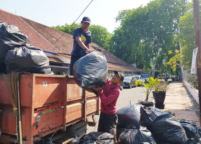 SIGAP: Tim DLH sigap membuang sampah dalam plastik yang menumpuk, dari kegiatan clean up Taman Kebumen. Sampah dimasukan truk untuk dibuang di TPA Kopiluhur. 