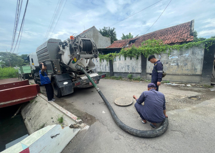 PEMELIHARAAN: Pegawai UPT Air Limbah DPUTR, melakukan pemeliharaan jaringan air limbah di RW 09 Kelurahan Kesenden. Pengecekan dan pemeliharaan dilakukan rutin.