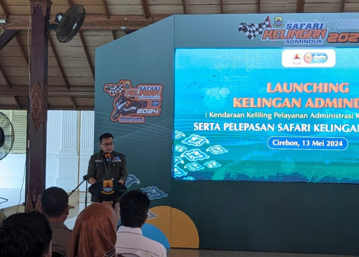 INOVASI PELAYANAN: Sekda Kabupaten Cirebon Dr Hilmy Rivai MPd didampingi Kadisdukcapil Jabar Berli Hamdani Gelung Sakti dan Kadisdukcapil Kabupaten Cirebon Iman Supriadi melaunching program Kelingan Adminduk di Pendopo Bupati Cirebon dan melepas tim yang akan dikirim ke desa-desa terpencil untuk memberikan pelayanan adminduk, kemarin.