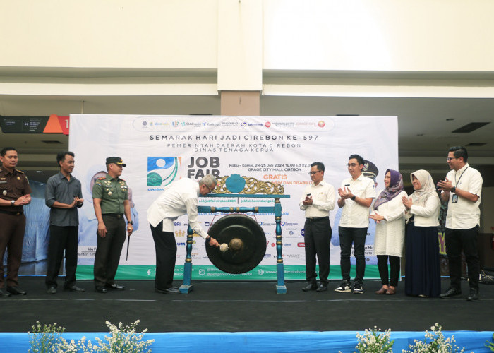 JOB FAIR: Pj Walikota Agus Mulyadi memukul gong, tanda pembukaan job fair Kota Cirebon, yang diikuti ratusan perusahaan dan ribuan pencari kerja dari wilayah Cirebon Raya.