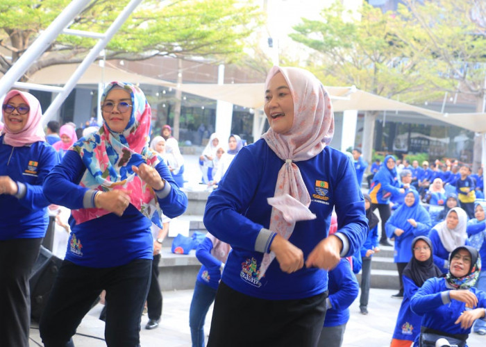 SEHAT: Ketua PKK Kota Cirebon Madyawati dan tamu undangan lain, ikut senam bersama dalam kegiatan Geber Si Jumo dan Jamillah dengan PHBS yang digelar Dinkes.