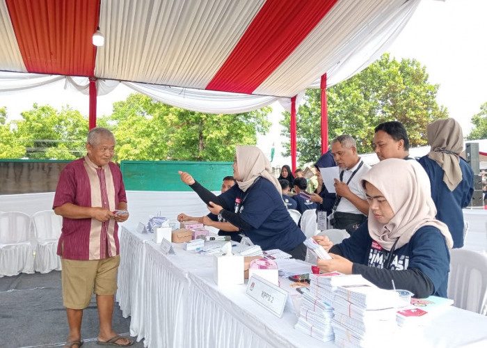 SIMULASI: KPU Kabupaten Cirebon menggelar simulasi pemungutan dan penghitungan suara (tungsura) sebagai bentuk persiapan serta gambaran saat Pilkada Serentak, 27 November 2024.