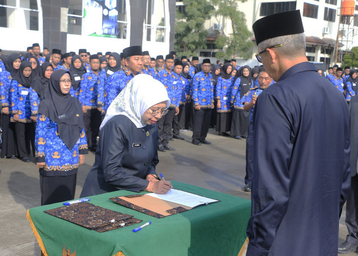 BERITA ACARA: Kepala BKPSDM Sri Lakshmi Stanyawati disaksikan Pj Walikota Agus Mulyadi, menandatangani berita acara pelantikan dan pengambilan sumpah 691 PPPK baru.