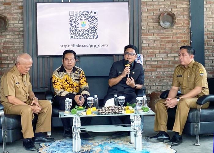 DISKUSI: Pj Sekda Arif Kurniawan didampingi Kepala DPUTR Rachman Hidayat, Kepala DPMPTSP Sosroharsono, dan Kepala DKIS Ma’ruf Nuryasa, saat sosialisasi RDTR dan diskusi bersama berbagai elemen Kecamatan Kesambi.