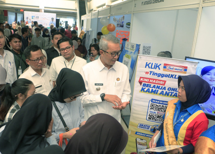 DEKAT: Pj Walikota Agus Mulyadi berdiskusi dengan perusahaan dan pencari kerja. Agus Mulyadi berharap, lebih banyak lagi perusahaan yang mengikuti job fair Kota Cirebon.