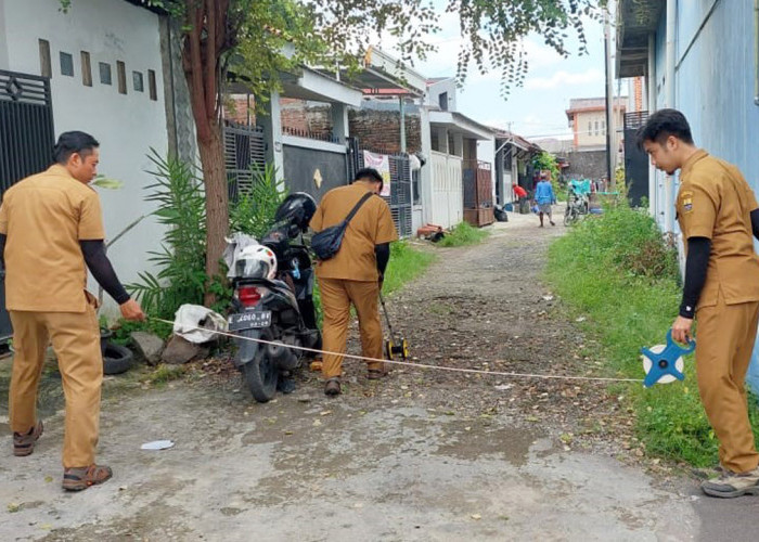 PENINGKATAN PSU: Pegawai DPRKP secara berkala melakukan monitoring dan evaluasi, atas pelaksanaan program peningkatan PSU di perumahan, untuk menunjang fungsi hunian.