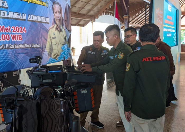 INOVASI PELAYANAN: Sekda Kabupaten Cirebon Dr Hilmy Rivai MPd didampingi Kadisdukcapil Jabar Berli Hamdani Gelung Sakti dan Kadisdukcapil Kabupaten Cirebon Iman Supriadi melaunching program Kelingan Adminduk di Pendopo Bupati Cirebon dan melepas tim yang akan dikirim ke desa-desa terpencil untuk memberikan pelayanan adminduk, kemarin.