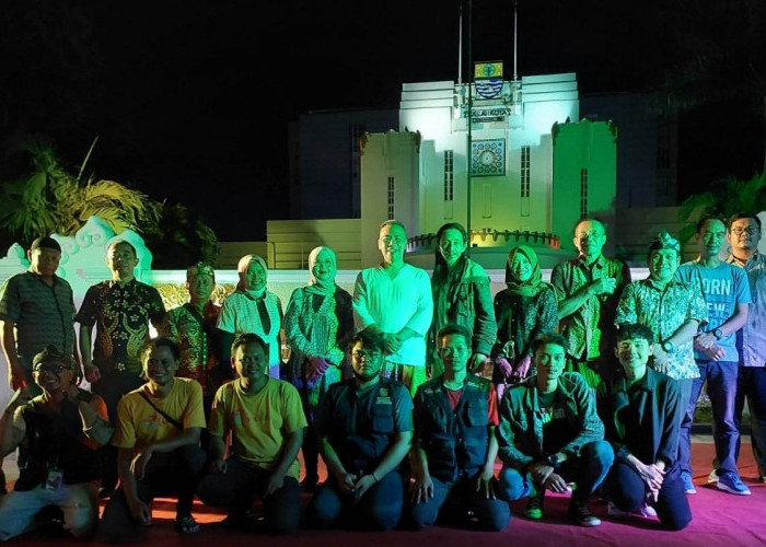 Kepala Disbudpar Agus Sukmanjaya didampingi Sekretaris Disbudpar Setia Herawaty, foto bersama segenap keluarga besar Disbudpar Kota Cirebon. 