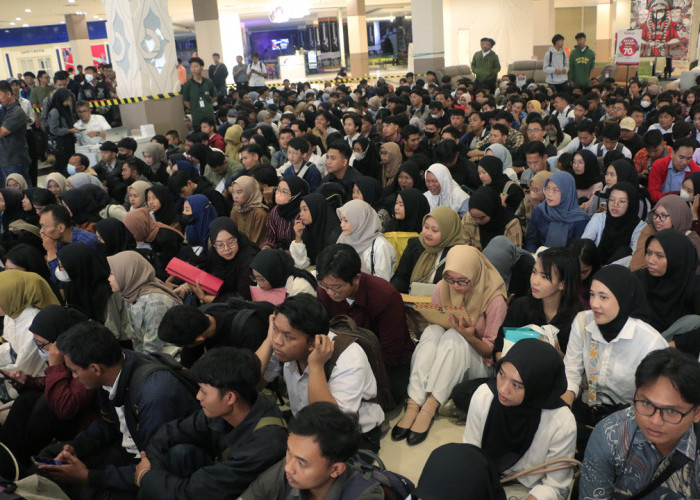 ANTUSIAS: Ribuan pencari kerja dari berbagai daerah Cirebon Raya, berusaha mencari keberuntungan. Dengan banyaknya perusahaan ikut job fair, peluang bekerja lebih terbuka.