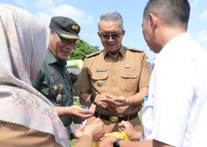 BERKUALITAS: Pj Walikota Agus Mulyadi dan Komandan Kodim 0614 Kota Cirebon Robil Syaifullah, didampingi Kepala DKPPP Elmi Masruroh dan Kepala Bulog Cirebon Imam Firdaus Jamal, cek kualitas beras yang dijual untuk masyarakat di GPM.