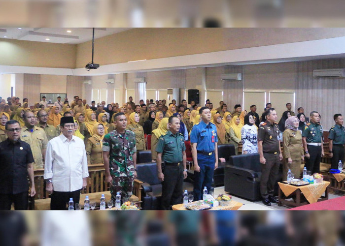 INDONESIA RAYA: Plt Walikota Eti Herawati, bersama sekitar tiga ratus peserta dan undangan launching program Tokoh Mengajar, menyanyikan lagu Indonesia Raya.