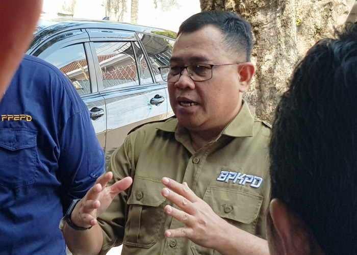 ARAHAN: Kepala BPKPD Mastara memberikan arahan kepada tim Operasi Patuh Pajak, agar bertindak sopan dengan tetap tegas selama melakukan operasi di lapangan.