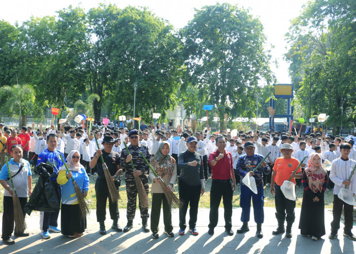 SINERGIS: Pj Sekda Iing Daiman didampingi Sekretaris DLH Fina Amalia dan jajaran, foto bersama berbagai elemen masyarakat serta mitra, dalam kegiatan bersama membersihkan Taman Kebumen, Jumat (18/10).