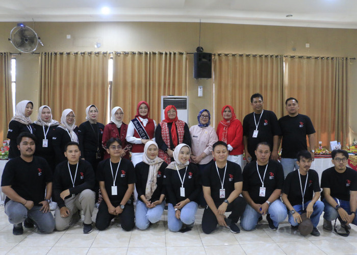 KOMPAK: Bunda PAUD Kota Cirebon Madyawati Agus Mulyadi bersama Entin Arif Kurniawan, dan Kepala Disdik Kadini, foto dengan segenap panitia Agustusan Disdik.