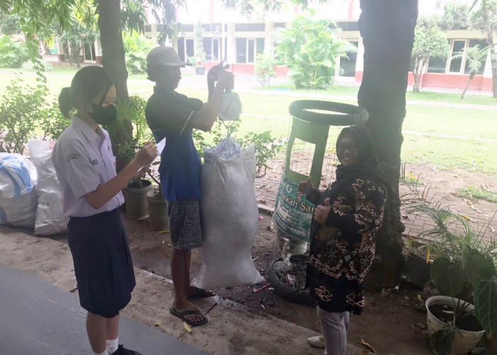 BANK SAMPAH: SMP Santa Maria Kota Cirebon, menyerahkan sampah terkumpul kepada Bank Sampah sekitar. Hal ini, upaya bersama dalam mewujudkan kualitas lingkungan hidup Kota Cirebon, yang lebih baik. 
