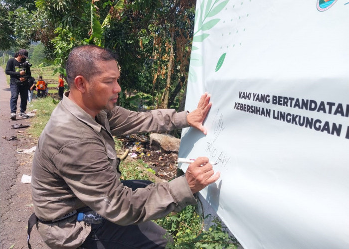 KOMITMEN: Plh Kabid Kebersihan dan Pertamanan DLH Kabupaten Cirebon, H Trio Ahdiyanto menandatangani pakta integritas tidak ada yang membuang sampah sembarangan.