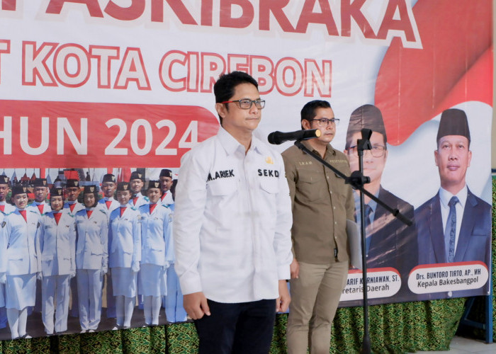 UPACARA: Pj Sekda Arif Kurniawan menjadi pembina upacara, dalam rangkaian seleksi calon Paskibraka, di Gedung Korpri Jalan By Pass Kota Cirebon.