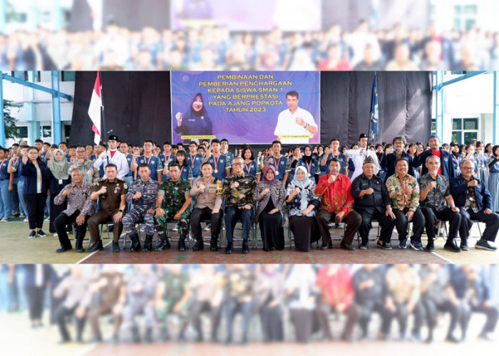 SINERGIS: Pj Walikota Agus Mulyadi didampingi Kepala Disdik Kadini dan Kadispora Irawan Wahyono, foto bersama segenap elemen SMAN 1 dan Forkopimda Kota Cirebon. 