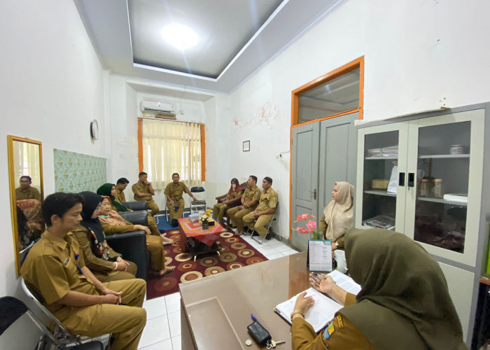 KOORDINASI: Langkah koordinasi, selalu ditempuh segenap jajaran DPRKP. Briefing staff seperti dalam foto, salah satu bentuk komunikasi dua arah dalam berkoordinasi. 