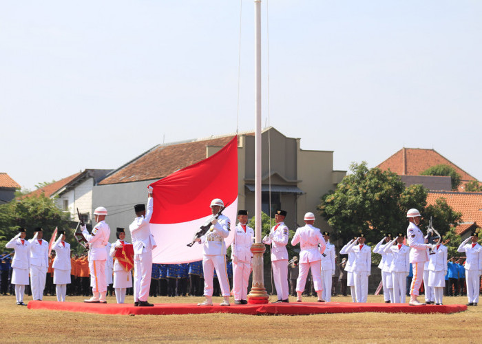 PERTAMA KALI: Duplikat bendera pusaka yang dikibarkan pada upacara peringatan HUT RI Ke-79 Tingkat Kota Cirebon, merupakan duplikat ketiga yang kali pertama berkibar.