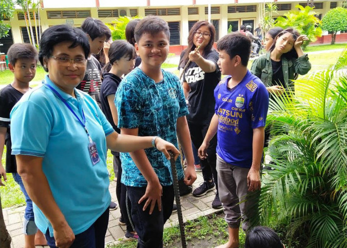 EDUKATIF: Kepala SMP Santa Maria Kota Cirebon Christina Rukiyanyi mengajak para siswa siswi untuk terjun langsung, menerapkan Gerakan PBLHS di lingkungan sekolahnya.