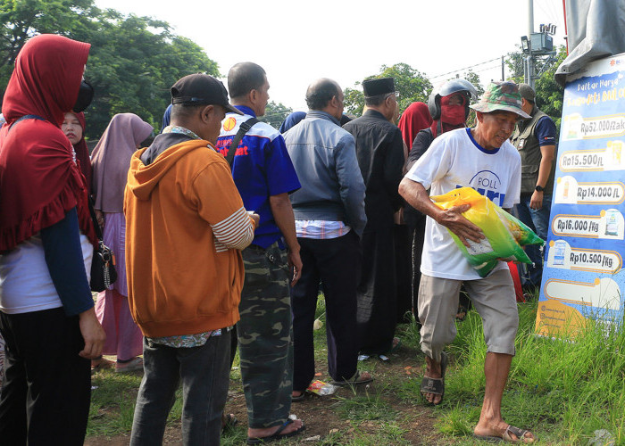 ANTUSIAS: Masyarakat antusias mengikuti kegiatan Gerakan Pangan Murah. Berbagai kebutuhan pangan pokok, dijual dengan harga murah dari pasar.