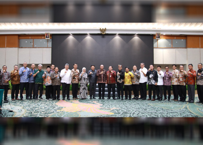 BERSAMAAN: Sekda Agus Mulyadi foto bersama Dirjen Tata Ruang Kementrian ATR/BPN Gabriel Triwijaya, jajaran pejabat pusat, serta bupati/walikota yang bersamaan mengikuti pembahasan lintas sektor, dan persetujuan substansi di Jakarta, Kamis (7/12).