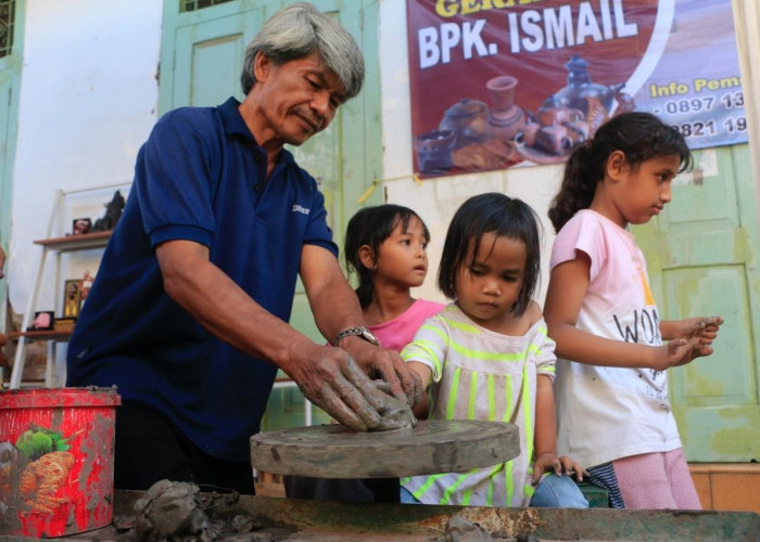 GERABAH Anak-anak belajar membuat kerajian gerabh dipandu oleh pengrajin di Panjunan.