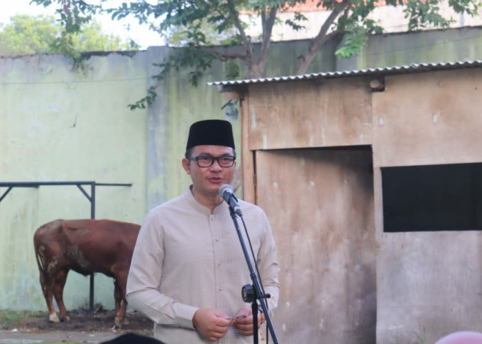 IDUL ADHA: Penjabat (Pj) Bupati Cirebon, Drs H Wahyu Mijaya SH MSi melaksanakan salat Idul Adha sekaligus menyerahkan hewan kurban di Masjid Agung Sumber Kabupaten Cirebon, Senin (17/6).