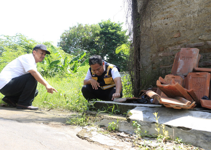 CEK DRAINASE: Kepala DPUTR Rachman Hidayat ikut mengecek kondisi drainase dari hulu ke hilir di Jalan Terusan Pemuda. Ditemukan banyak sampah dan lumpur didalamnya.