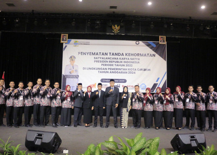 KOMPAK: Pj Walikota Agus Mulyadi didampingi Pj Sekda Arif Kurniawan dan Kepala BKPSDM Sri Lakshmi Stanyawati, foto bersama pegawai BKPSDM, selaku panitia penghargaan Satyalancana Karya Satya dari Presiden Republik Indonesia. 