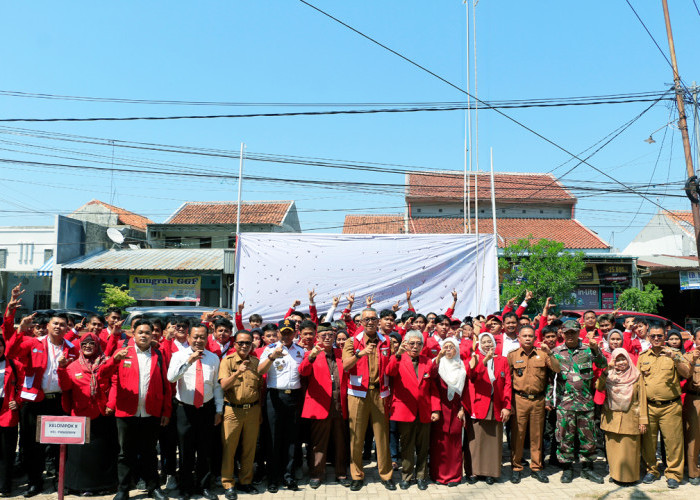 SINERGIS: Rektor Untag Guntoro dan jajaran, foto bersama Pj Walikota Agus Mulyadi, Asisten Pemerintahan Kesra Sutikno, pejabat terkait, serta mahasiswa peserta KKM, usai pelepasan peserta KKM Terpadu Untag di Kantor Kecamatan Lemahwungkuk, Senin (22/7).