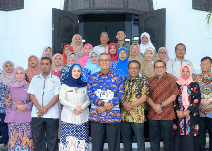 TIM KOTA SEHAT: Ketua Tim Pembina Kota Sehat Agus Mulyadi didampingi Ketua Harian Tim Pembina Kota Sehat Agus Herdhyana dan Kepala Dinkes Maria Listiawaty, foto bersama tim Kota Sehat Kota Cirebon, Jumat (1/12).