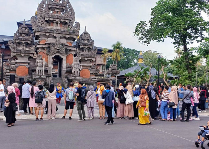 ANTUSIAS: Ratusan wisatawan domestik dan mancanegara, antusias menyaksikan pertunjukan seni budaya Cirebon di TMII Jakarta.