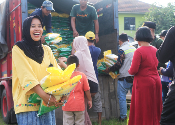 BAHAGIA: Masyarakat bahagia usai membeli beras SPHP Rp52 ribu / 5 kg. GPM Hadir untuk membantu masyarakat, mendapatkan bahan pangan pokok murah berkualitas.