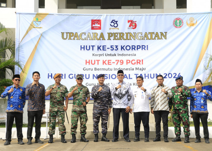 SINERGIS: Ketua Korpri Agus Mulyadi didampingi Wakil Ketua Korpri Arif Kurniawan, foto bersama Forkopimda Kota Cirebon, setelah mengikuti upacara HUT Korpri Ke-53. 
