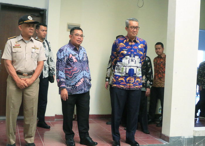 KENANGAN: Pj Walikota Agus Mulyadi didampingi Kepala BPKPD Mastara, mengenang tiap sudut kantor BPKPD di Jalan Pengampon Kota Cirebon. Tahun 2019, Agus Mulyadi memimpin BPKPD. Dan saat itu, Mastara Sekretaris BPKPD.