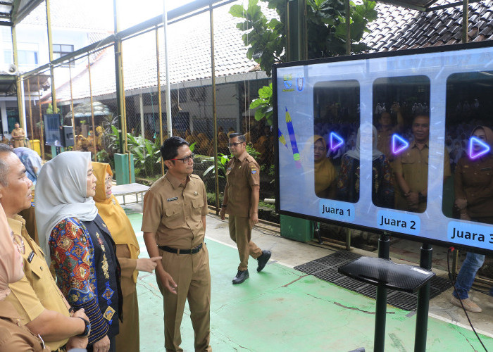 JUARA: Pj Sekda Arif Kurniawan didampingi Kepala Disdik Kadini, melihat nominasi konten viral juara yang dibuat para pelajar Kota Cirebon.